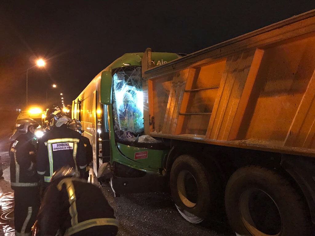 Un autobús interurbano choca contra un camión en la A-4