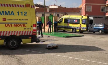 Herida muy grave la conserje de un colegio al caerle encima un portón de hierro