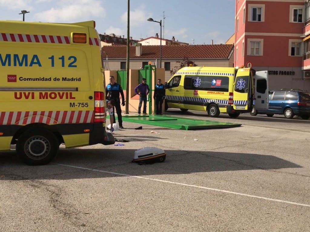 Herida muy grave la conserje de un colegio al caerle encima un portón de hierro