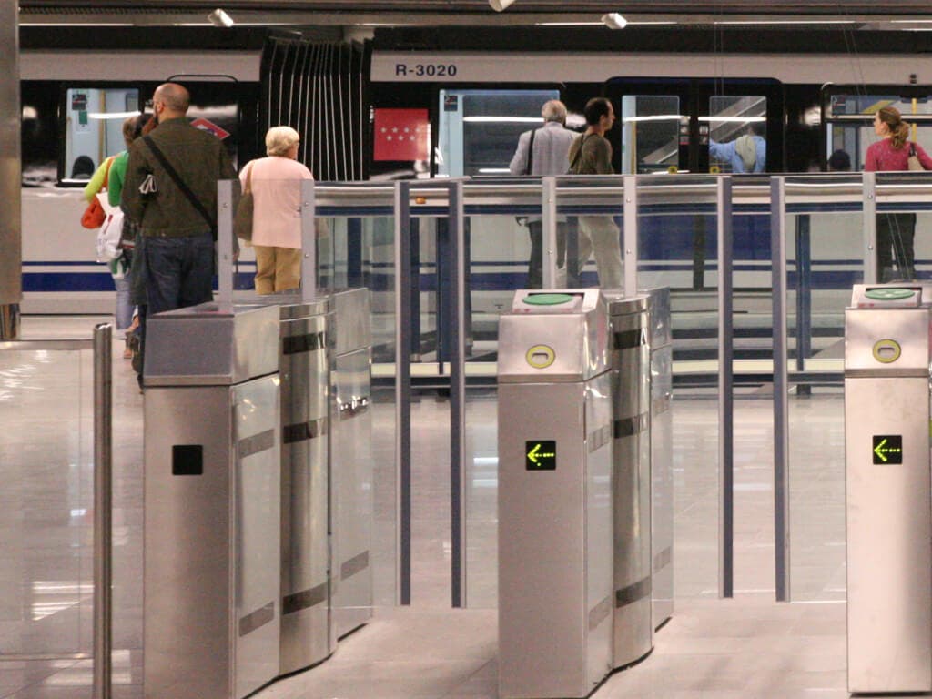 Metro de Madrid estrena un sistema para «atrapar» a los que se cuelan