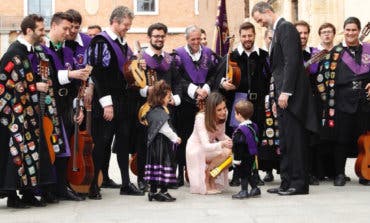 La complicidad de los Reyes y el beso de Rajoy a Cifuentes en Alcalá de Henares