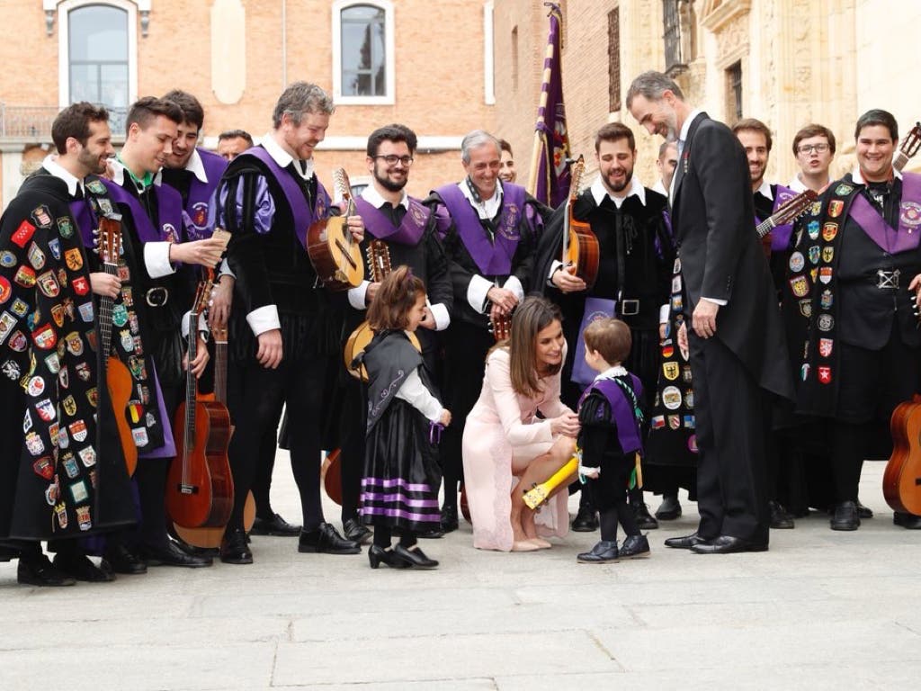 La complicidad de los Reyes y el beso de Rajoy a Cifuentes en Alcalá de Henares