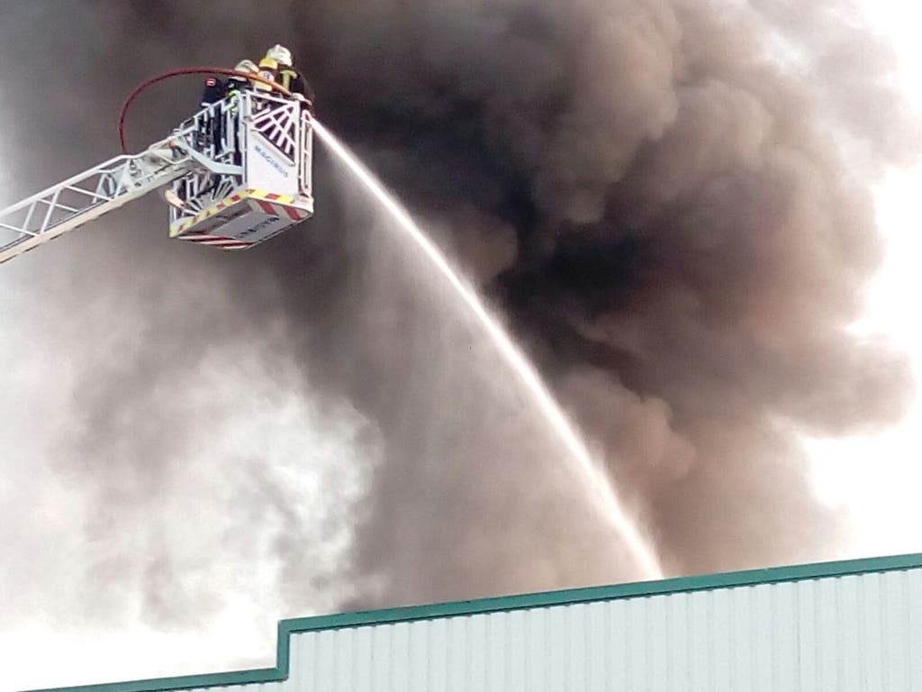 Incendio con explosiones en una nave de pintura de Campo Real