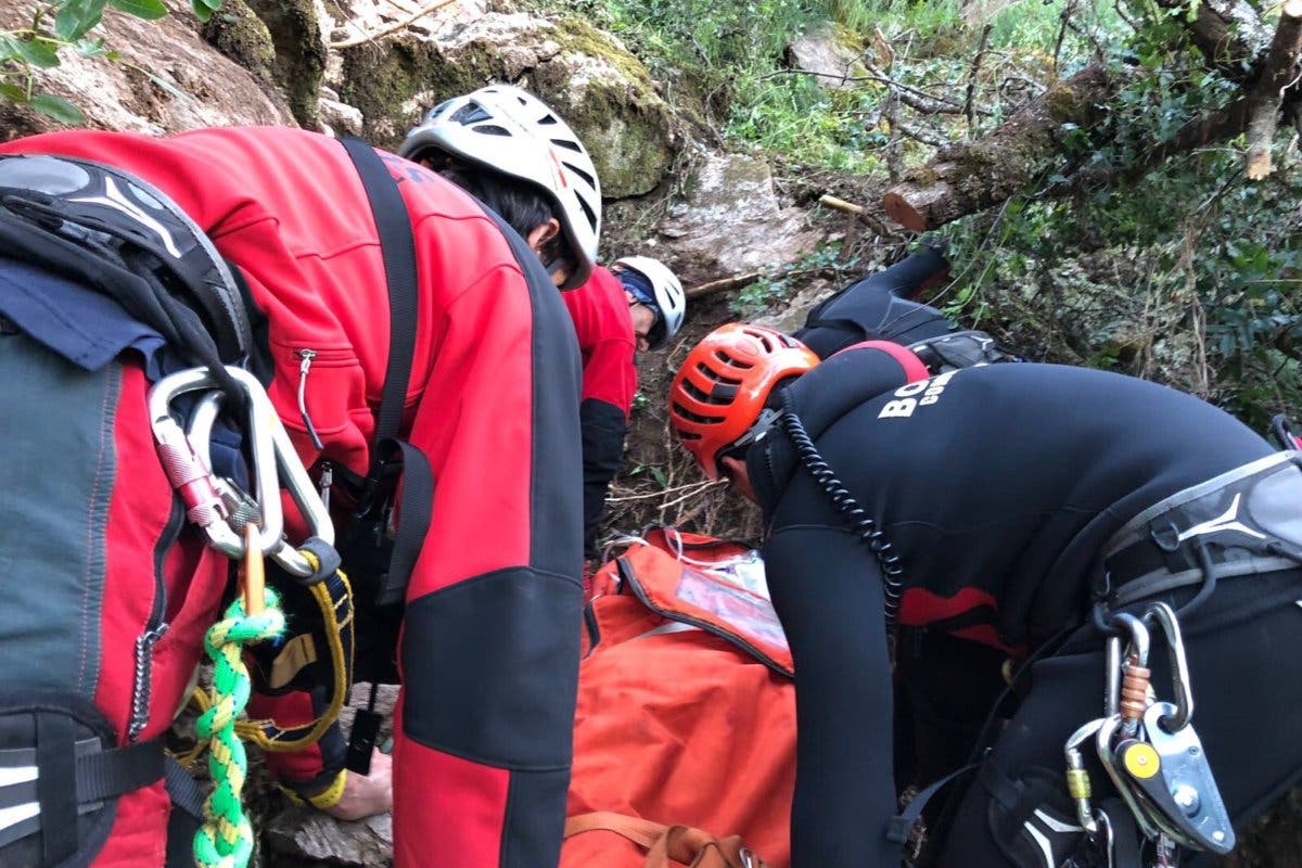 Herido grave un hombre de 83 años al caer con su coche por una ladera de unos 80 metros de altura