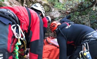 Herido grave un hombre de 83 años al caer con su coche por una ladera de unos 80 metros de altura