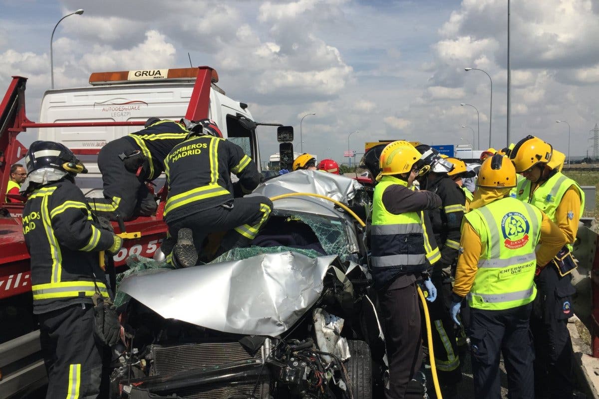 Una mujer atrapada tras un accidente múltiple en la M-45