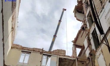 Desalojadas 21 familias por la demolición del edificio en el que murieron dos obreros