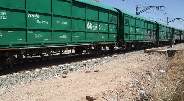 Tres muertos al arrollar un tren de mercancías a un coche en Fontanar