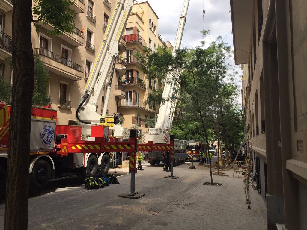 Sin rastro aún de los obreros atrapados en el derrumbe de Chamberí