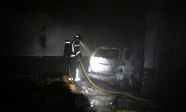 Un aparatoso incendio en un garaje deja varios vehículos afectados