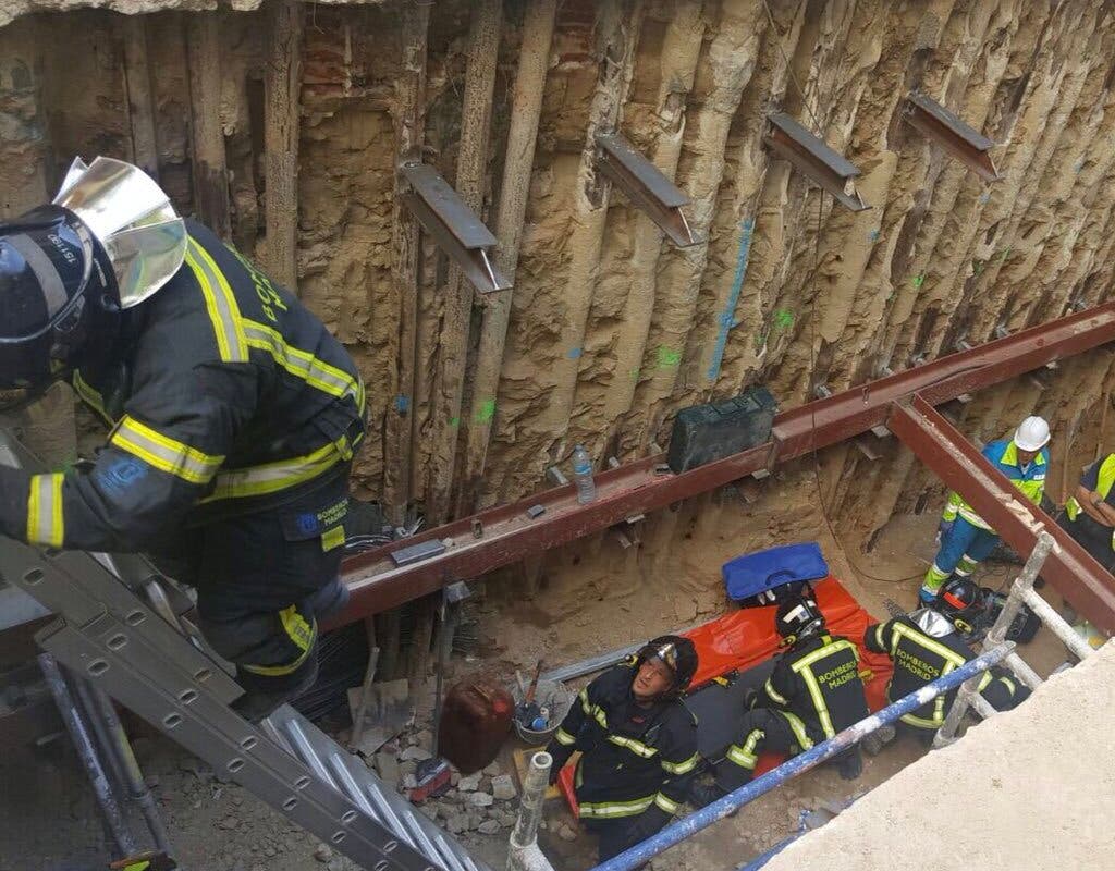 Herido grave un trabajador al caer dentro de un forjado de una obra