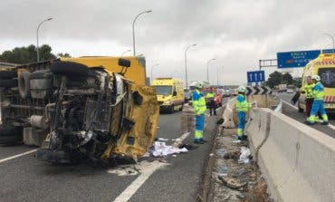 Herido grave un camionero de 32 años tras volcar en la A-3