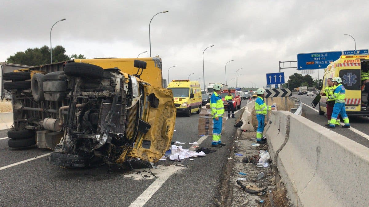 Herido grave un camionero de 32 años tras volcar en la A-3