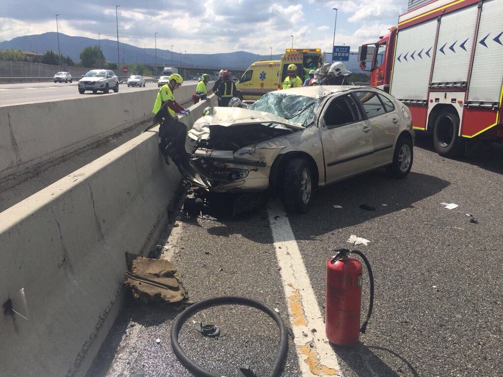 Dos heridos graves en un accidente de tráfico en la A-6