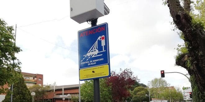 Azuqueca de Henares coloca su primer semáforo foto-rojo