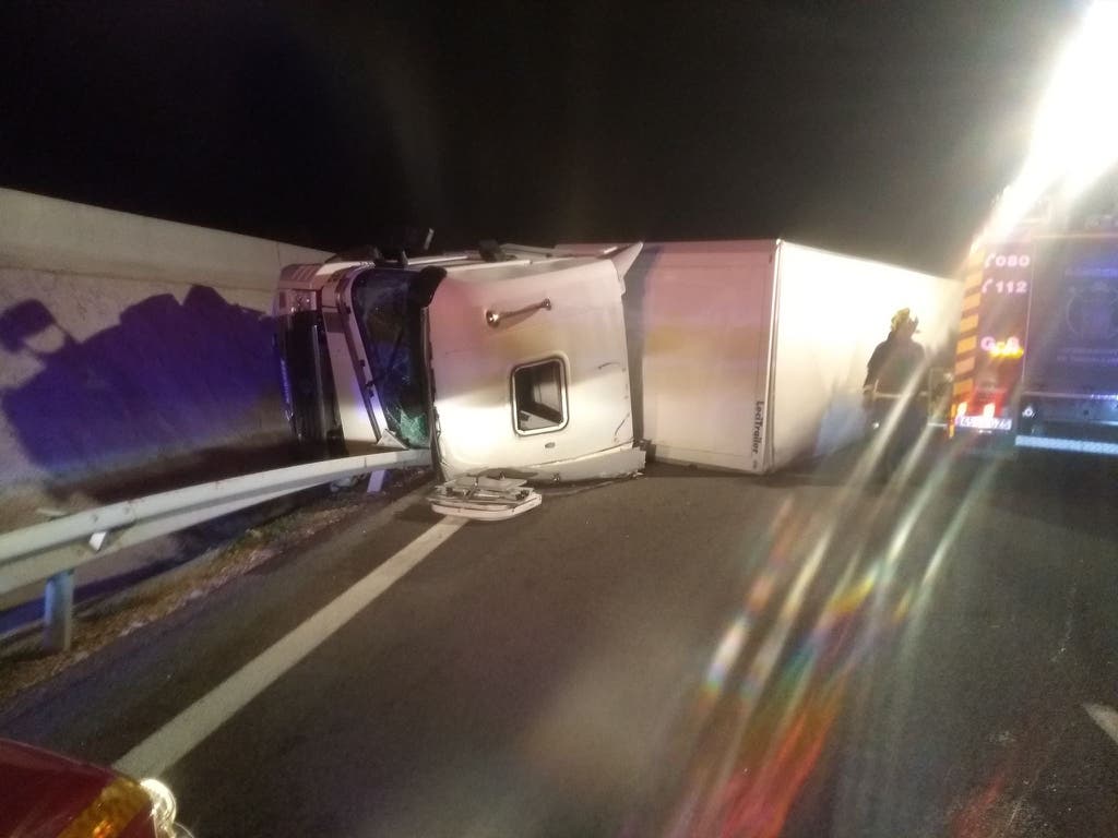 Aparatoso accidente de un camión en la A-2