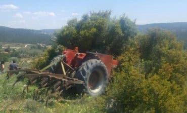 Herido grave un hombre de 71 años al caer de su tractor en Cobeña