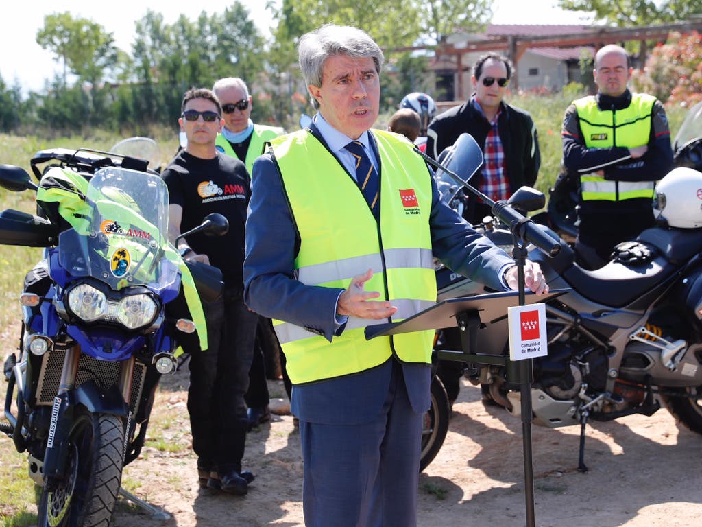 Garrido presenta en Meco nuevas barreras de protección para motoristas 