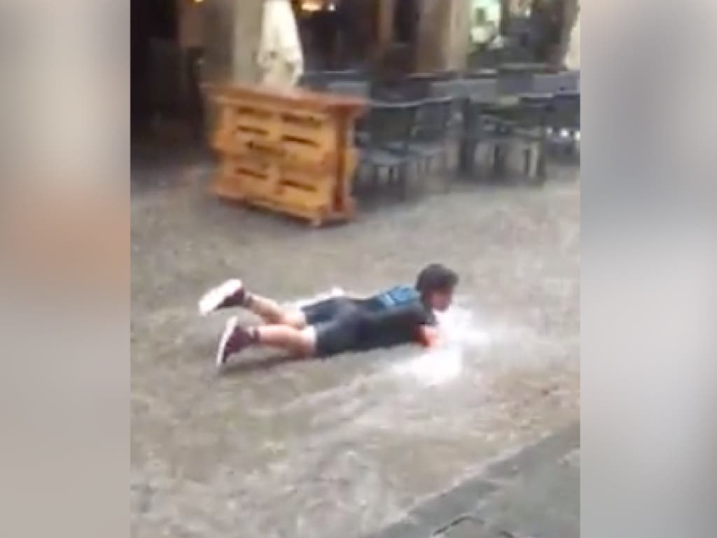 La calle Mayor de Alcalá de Henares, convertida en un parque acuático