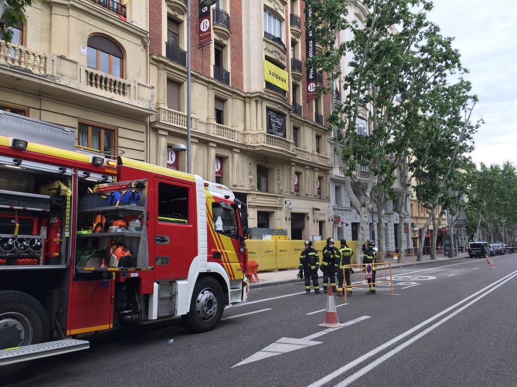 Posibles atrapados tras el derrumbe de un edificio en obras en Madrid