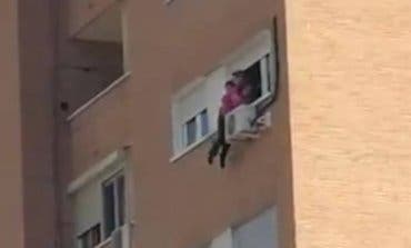 Rescatan a una mujer a punto de caer al vacío desde 20 metros de altura
