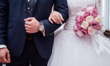 Fingen su muerte para estafar a unos novios en una boda