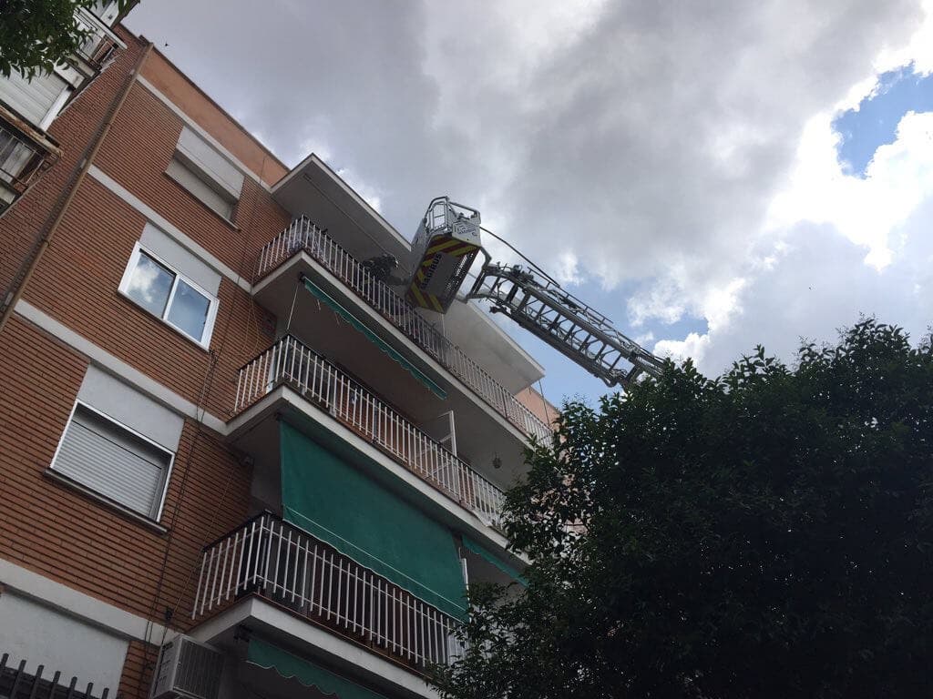 Tres adultos y un niño, intoxicados en un incendio en Vallecas