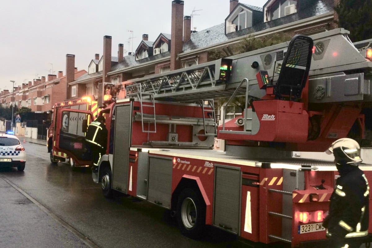 Rescatan a una anciana atrapada en un incendio en San Fernando