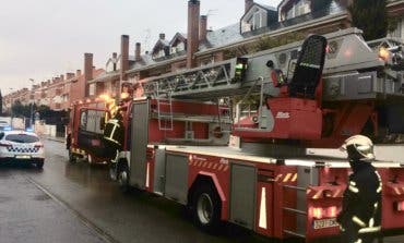 Rescatan a una anciana atrapada en un incendio en San Fernando