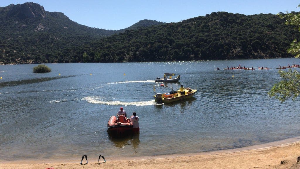 Rescatan a una mujer y a un joven en el pantano de San Juan