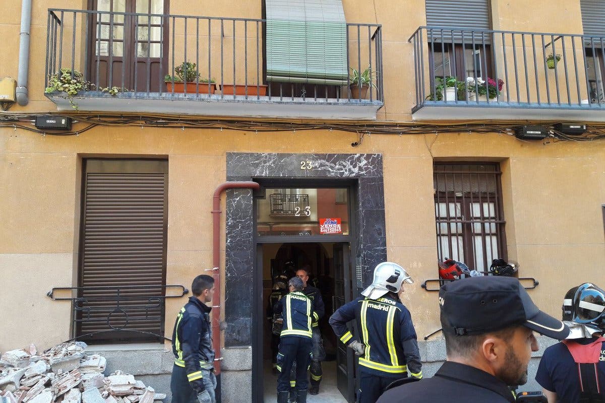 Se derrumban las pasarelas interiores de una corrala en Madrid