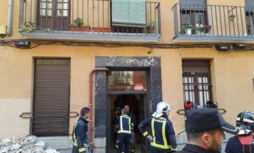 Se derrumban las pasarelas interiores de una corrala en Madrid
