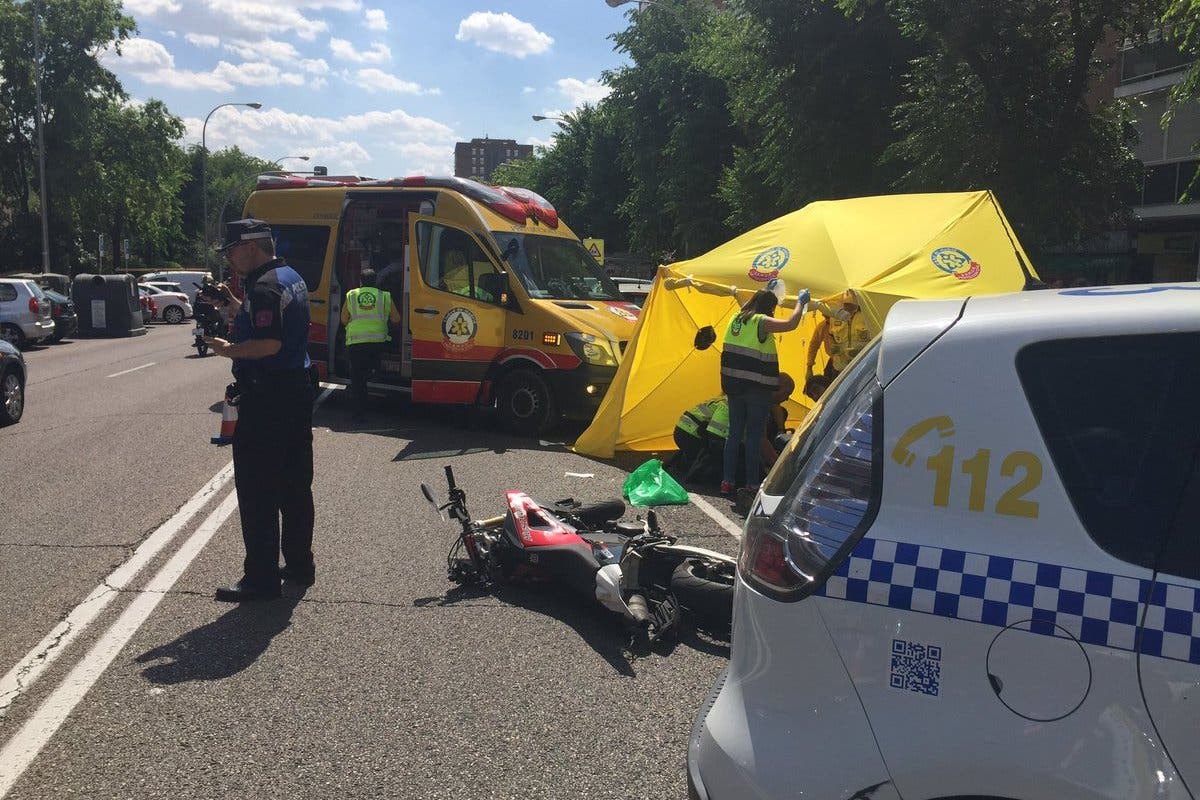 Muere un motorista de 24 años al chocar contra un coche en Moratalaz