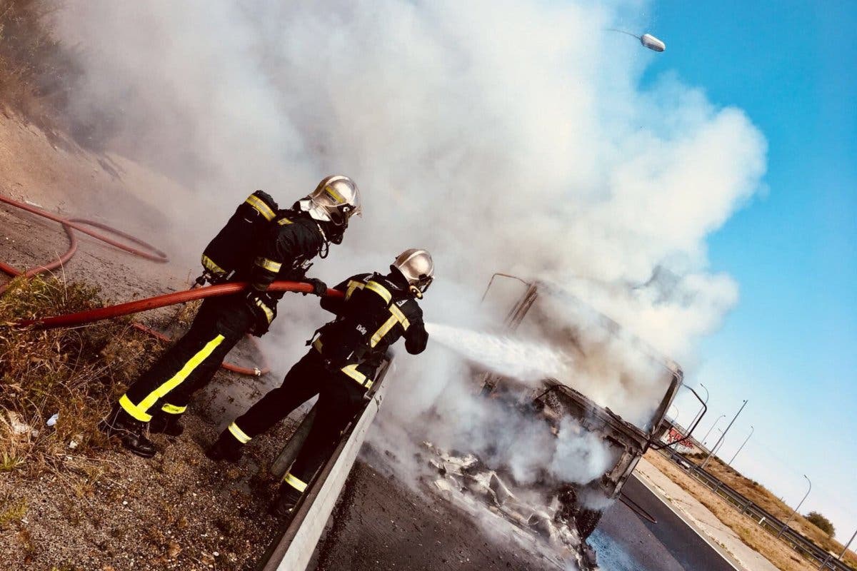 Un camión que transportaba papel sale ardiendo en la M-50