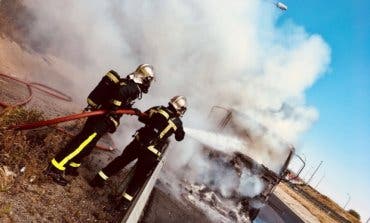 Un camión que transportaba papel sale ardiendo en la M-50