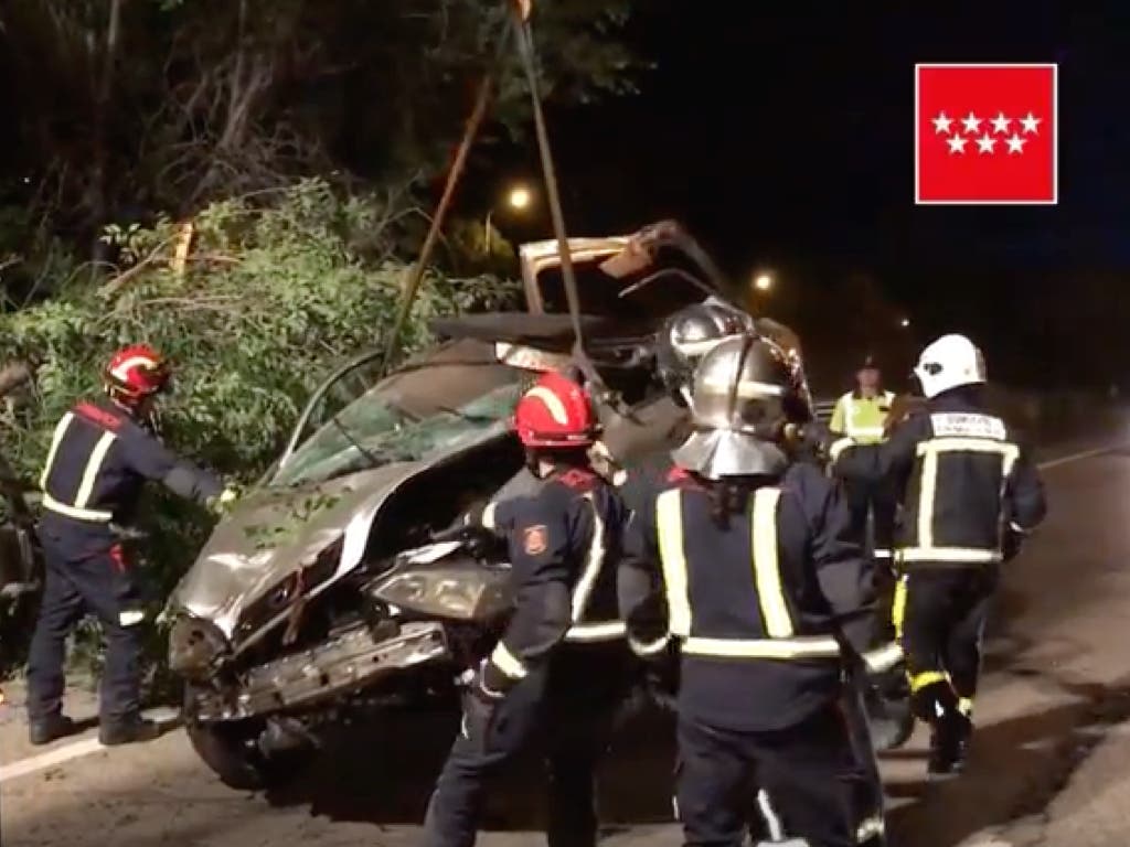 Muy grave un conductor de 19 años tras estrellarse contra un árbol