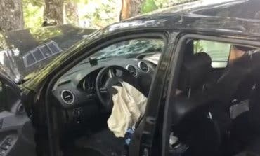 Cuatro heridos al estrellar su coche contra un árbol