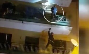 Agrede a su expareja con un cuchillo y trata de arrojarse por un balcón