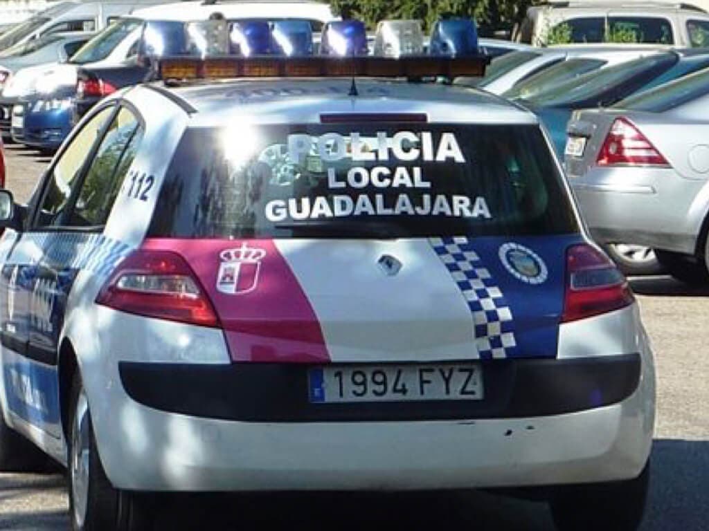 Detenidos en Guadalajara por golpear a un hombre en plena calle para robarle 