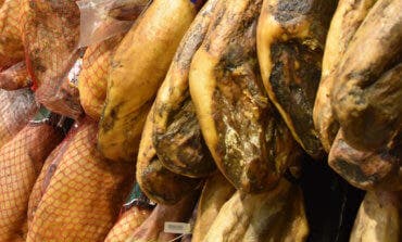Roban numerosos jamones en una tienda gourmet de Alcalá de Henares