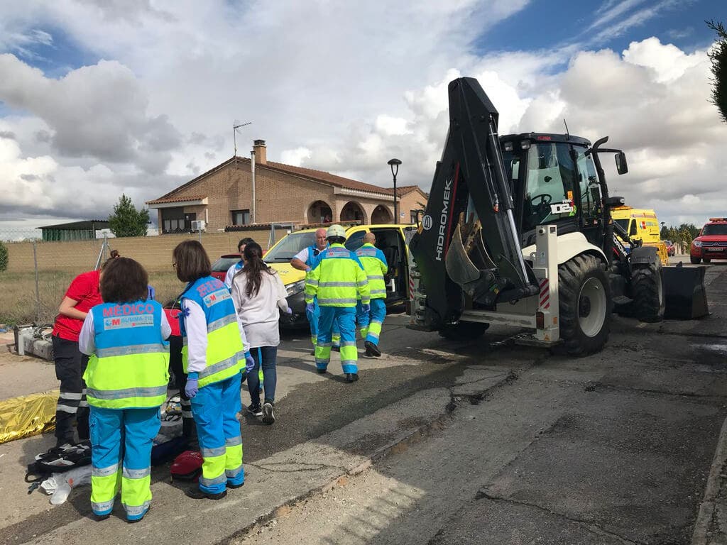 Muere un trabajador tras ser golpeado en la cabeza por una retroexcavadora 