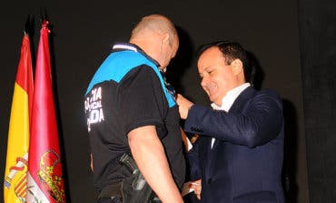 Premiado el policía de Coslada que rescató a dos personas en un túnel