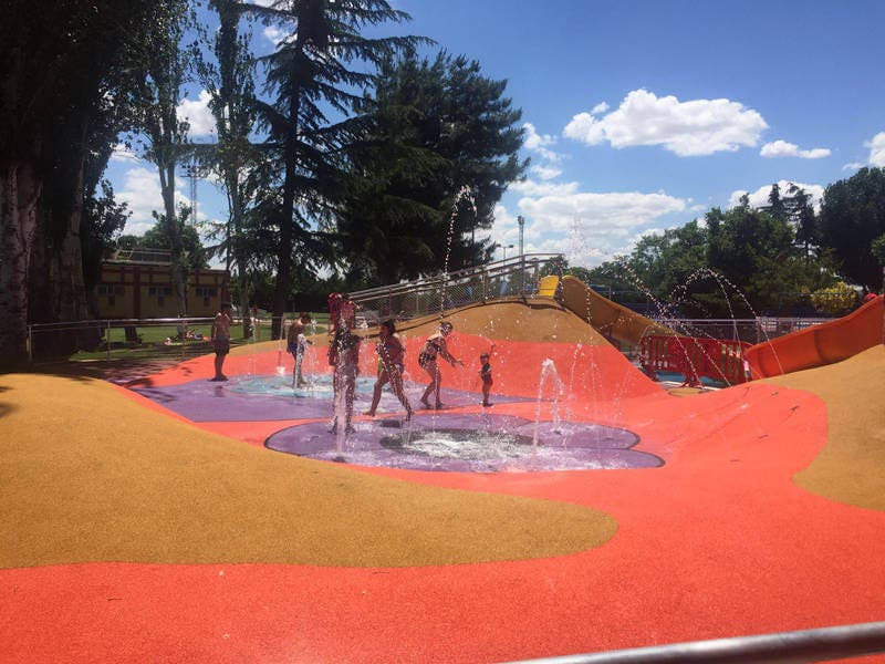 Azuqueca de Henares estrena un splash park en la piscina de verano