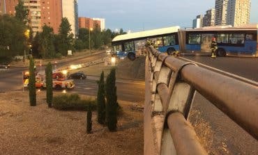 Un autobús de la EMT queda suspendido de un puente