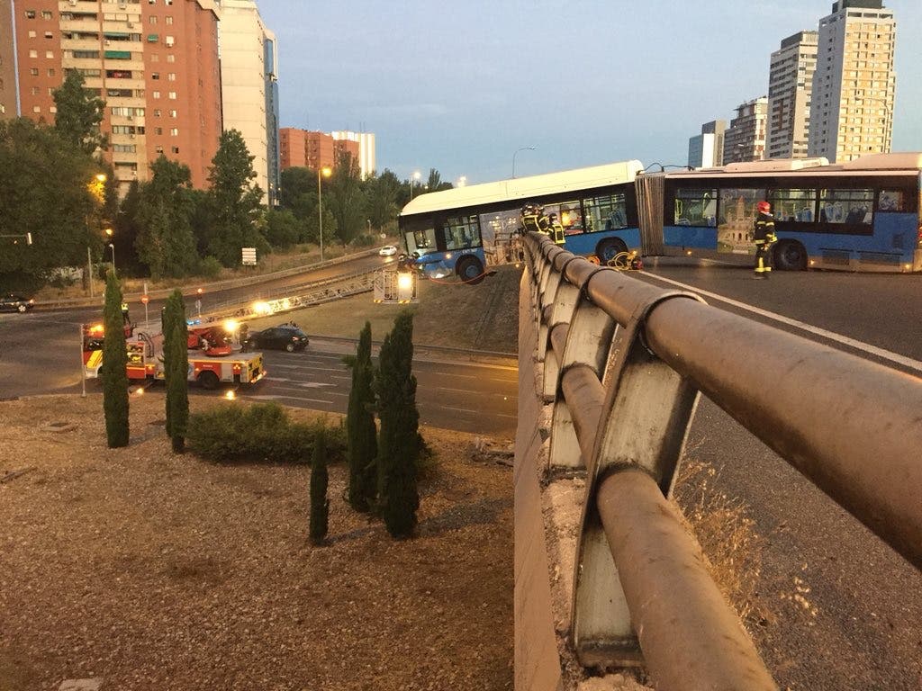 Un autobús de la EMT queda suspendido de un puente