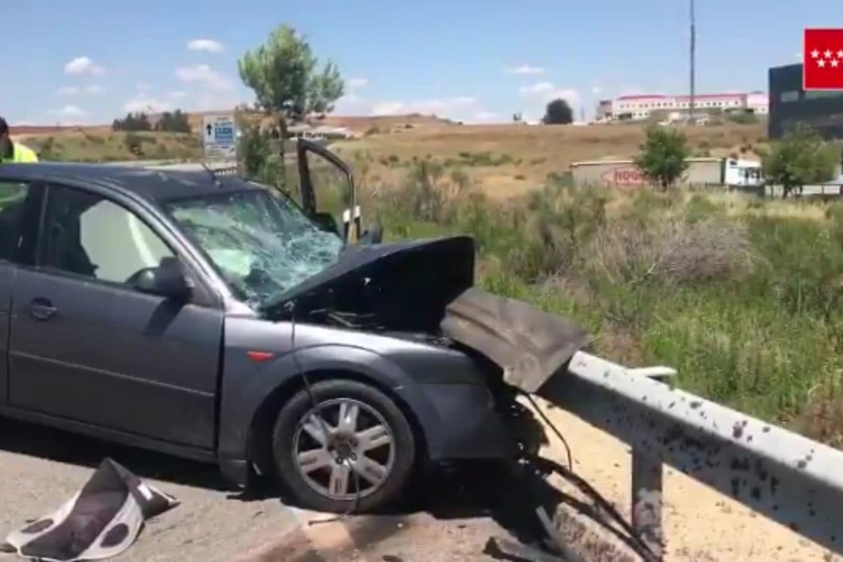 Dos jóvenes heridos, uno muy grave, en un choque frontal en Ajalvir