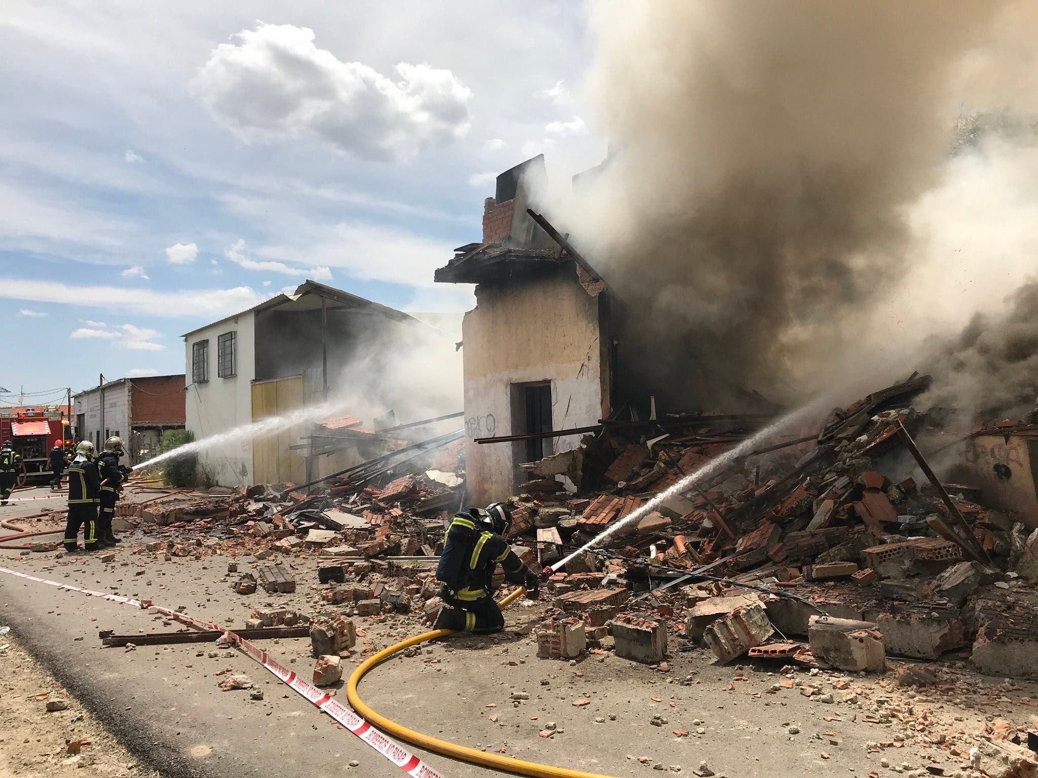 Un incendio en la Cañada Real destruye una vivienda, dos naves y una