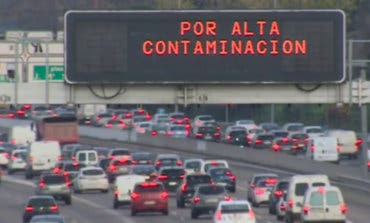 Carmena estudia pagar el abono transporte a quienes den de baja un coche contaminante