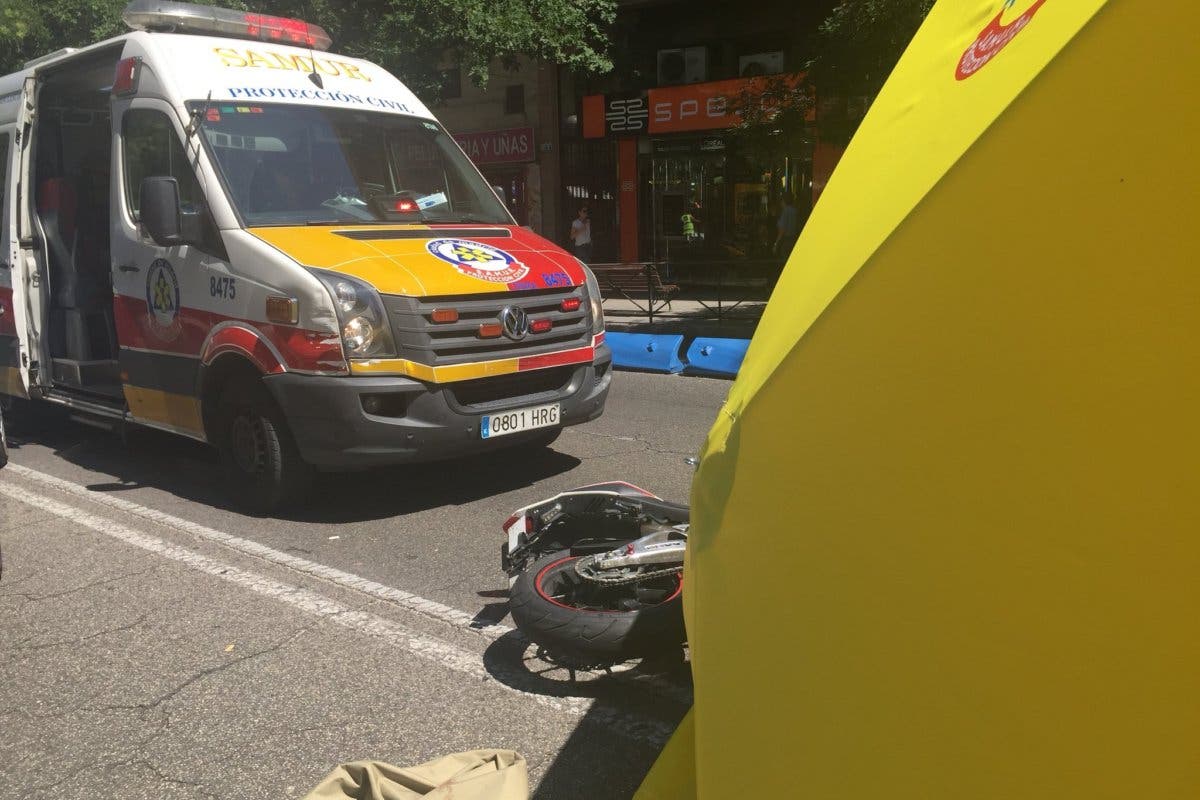 Muere un motorista de 21 años en la calle Alcalá tras ser golpeado por un coche que se ha dado a la fuga