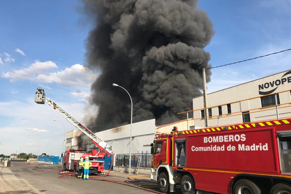 Arde por completo una nave industrial de 2.000 metros cuadrados